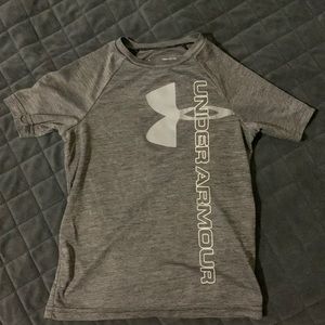 Kids Under Armour shirt…‼️EUC‼️